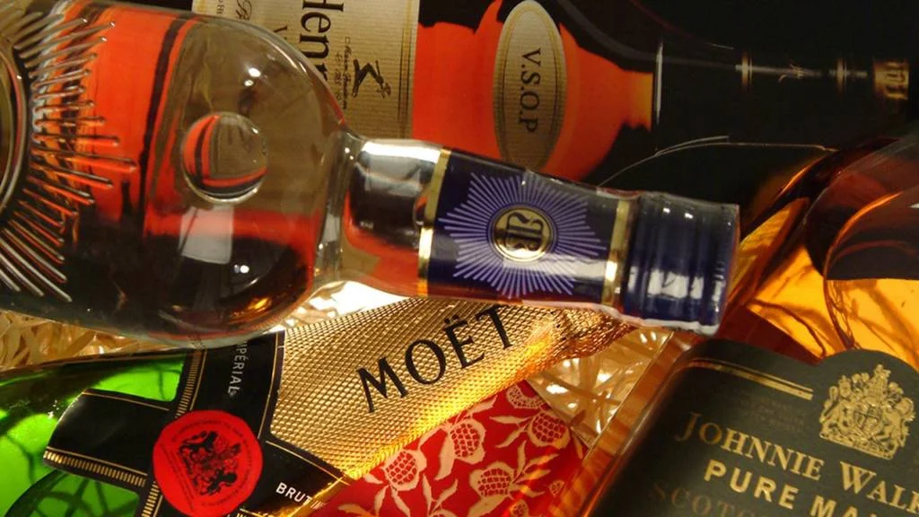 garrafas de bebidas importadas, sobrepostas