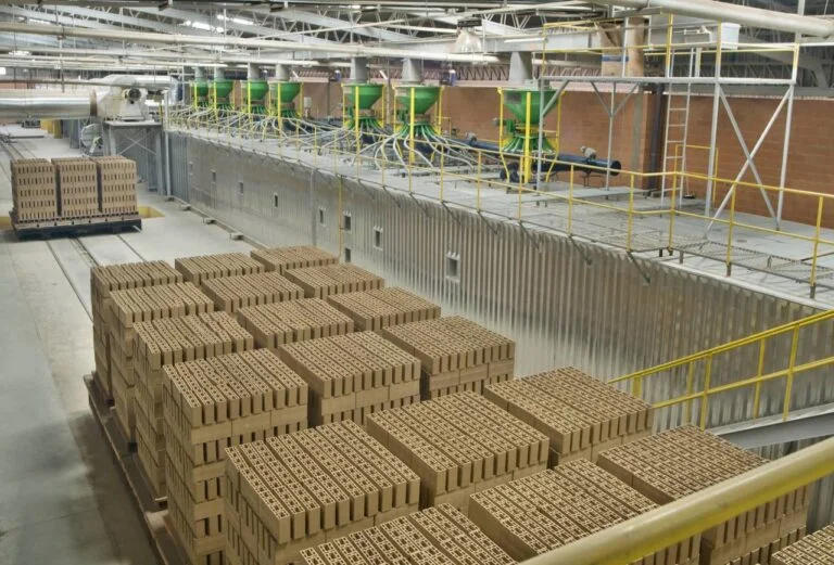 blocos cerâmicos empilhado, prontos para entrar no forno de cozimento