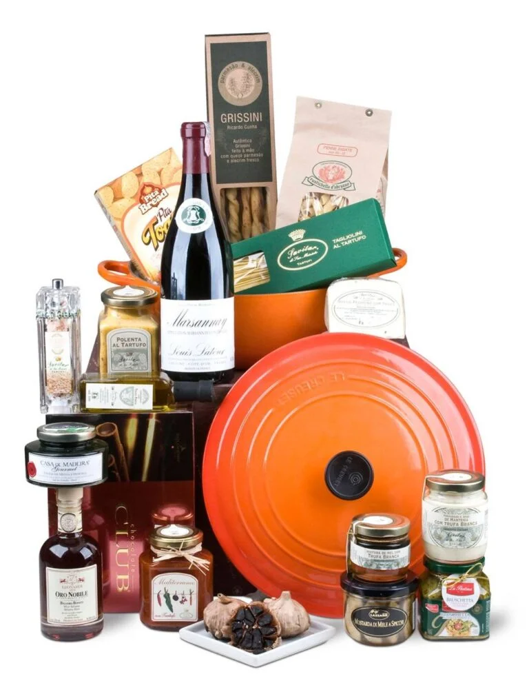 conjunto de alimentos importados diversificados com caçarola laranja