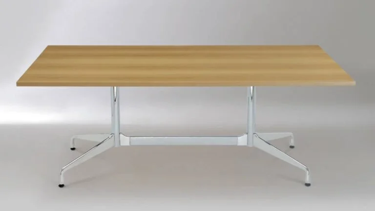 mesa com pernas de inox e tampo de mdf em cor de madeira tom bege, ambiente cinza claro