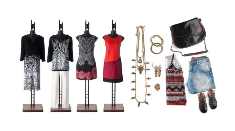 4 manequins com looks femininos, mais uma composição na lateral, fundo branco
