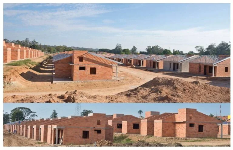 recorte com 2 ângulos diferentes de casas geminadas em contrução, ainda com blocos á vista