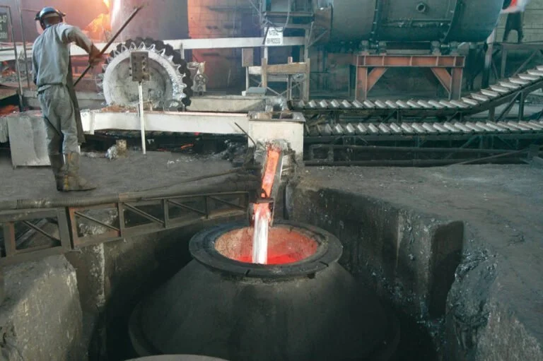 metal derretido sendo direcionado para caldeirão