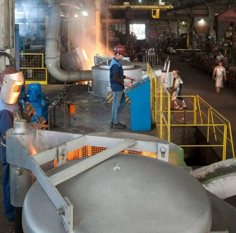 ambiente de fábrica com caldeirão, funcionários em ações rotineiras