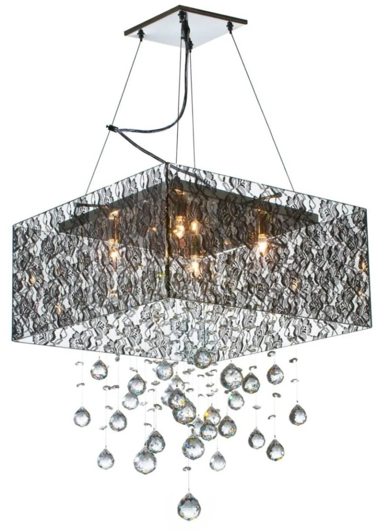 lustre quadrado com lampadas de luz quente acesas, laterais transparentes com flores bordadas, formatos de gotas pendentes da base do lustre