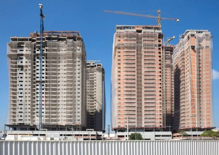 Cinco prédios em obras de conjunto habitacional