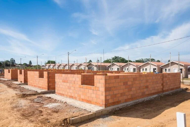 casas geminadas em processo de contrução em primeiro plano, e em segundo casas finalizadas