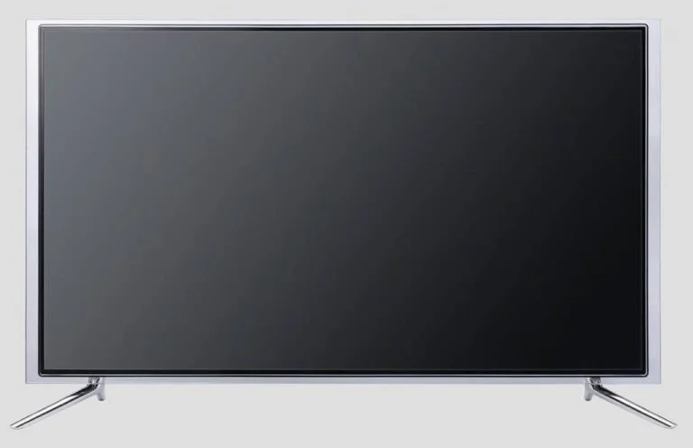 TV com design moderno, tela plana, moldura transparente e pés prateados sobre fundo branco