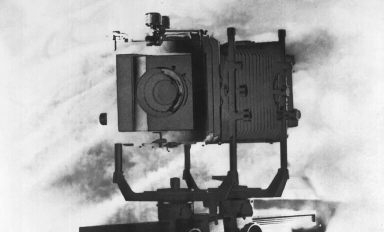 camera de foli antiga, em imagem preto e branco, com efeito de solarização