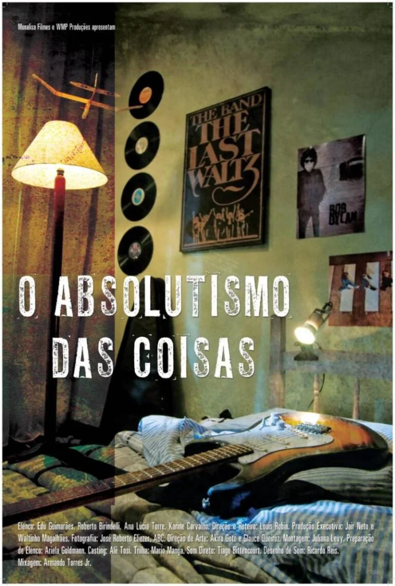 cartaz do filme o absolutismo das coisas composto mostrando um quarto com uma guitarra sobre a cama levemente bagunçada, uma luminária de leitura acessa na cabeceira, parede de pintura desgastada, com quadro, vinis e capas de discos de ícones do rock, abajur de piso acesso com luz quente, imagem com filtro