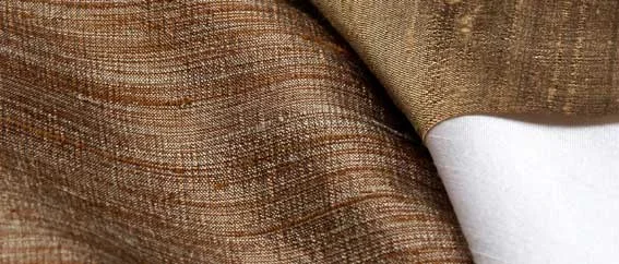 composição de tecidos marrom, dourado e branco cintilantes
