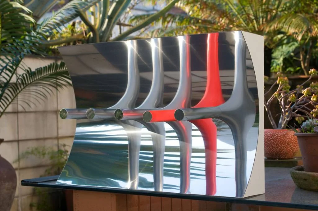 Escultura em metal de Yutaka Toyota exposta sobre uma mesa externa