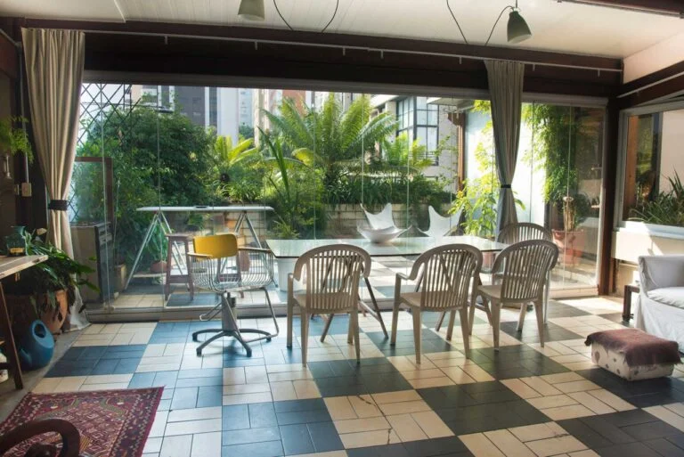 Sala em terraço com mesa e cadeiras